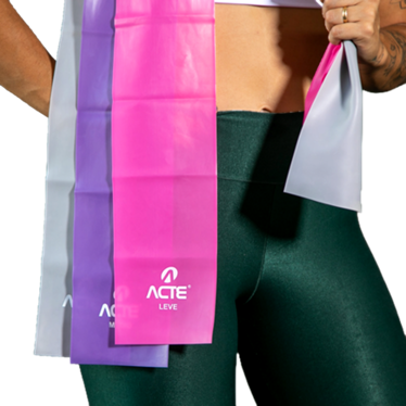 Conjunto de faixas elásticas dispostas num tapete de yoga em casa